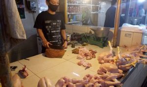 Harga Ayam di Pasar Atas Baru Cimahi Tidak Stabil