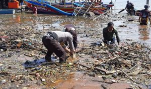 Saking Banyaknya Sampah di Bendungan Jatigede, Polres Sumedang Lakukan Pembersihan Lebih dari Satu Hari