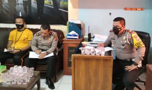 Eryda Kusumah (kanan) saat menyampaikan pemaparan pada rapat perkara hasil penyidikan tersangka kecelakaan bus masuk jurang di Wado, Kabupaten Sumedang pada Selasa, (16/3).