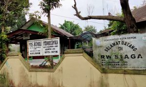 Miris! Seakan Tak Terurus, Gedung Posyandu Kelurahan Limo Nyaris Digulung Semak Belukar