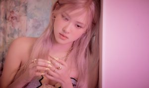 Rose BLACKPINK dikabarkan terkonfirmasi Positif Covid-19 sehingga semua jadwalnya harus di batalkan.