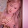 Rose BLACKPINK dikabarkan terkonfirmasi Positif Covid-19 sehingga semua jadwalnya harus di batalkan.