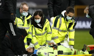 Terhantam Lutut Sang Kapten, Kiper Wolverhampton Terkapar