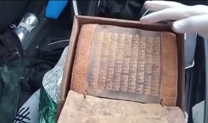 Di Bagasi Mobil, Polisi Temukan Taurat Emas yang Ditulis Sebelum Nabi Isa Lahir