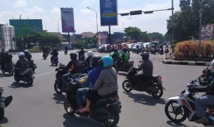 Naik Motor Pakai Sandal Jepit Kini Jadi Perhatian Polisi, Bakal Ditilang?