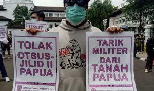 Puluhan Orang Asal Papua Tolak OTSUS Saat Rayakan International Women's Day di Gedung Sate Puluhan Orang Asal Papua Tolak OTSUS Saat Rayakan International Women's Day di Gedung Sate
