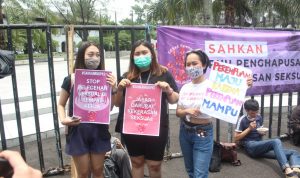 Dalam Aksi Memperingati Internasional Women's Day, Kaum Perempuan Desak Pemerintah Segera Sah-kan RUU Penghapusan Kekerasan Seksual (PKS)