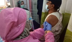 Vaksinasi Covid-19 Untuk Lansia di Lingkungan Kelurahan Cipageran