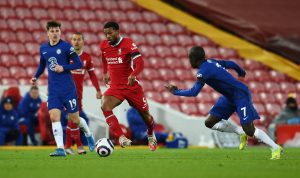 Wijnaldum saat masih berseragam Liverpool tengah menguasai bola. (@LFC/Twitter)