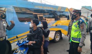 Operasi Disiplin Prokes di Cimanggung Sumedang, Polsek Juga Lakukan Razia Surat Berkendara Serta Knalpot Brong