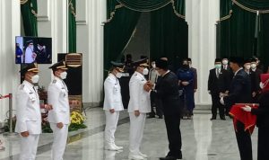 Resmi Lantik Bupati Bandung dan Tasikmalaya, Ridwan Kamil Himbau Jaga Kekompakkan Resmi Lantik Bupati Bandung dan Tasikmalaya, Ridwan Kamil Himbau Jaga Kekompakkan