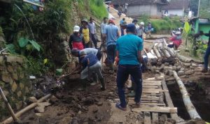 Jembatan di Desa Tegalmanggung Sumedang Ambrol, Kades Minta Segera Diperbaiki