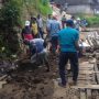 Jembatan di Desa Tegalmanggung Sumedang Ambrol, Kades Minta Segera Diperbaiki