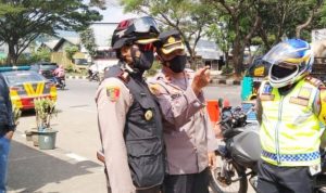 Kapolres Sumedang AKBP Eko Prasetyo Robbyanto didampingi Kapolsek Cimanggung Kompol Herdis Suhardiman saat meninjau Pos Sekat Parakanmuncang, kemarin. (ENGKOS KOSWARA/SUMEKS)