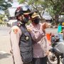 Kapolres Sumedang AKBP Eko Prasetyo Robbyanto didampingi Kapolsek Cimanggung Kompol Herdis Suhardiman saat meninjau Pos Sekat Parakanmuncang, kemarin. (ENGKOS KOSWARA/SUMEKS)
