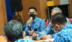 Hengki Kurniawan Bakal Tancap Gas Tunaikan Janji Politik Hengki Kurniawan Bakal Tancap Gas Tunaikan Janji Politik