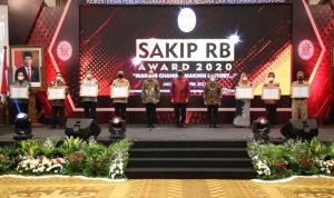 Menteri Tjahjo Serahkan “Rapor” SAKIP dan RB Pemda