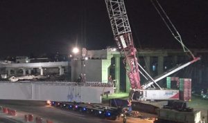 Proses pemasangan Steel Box Girder di gerbang Tol Cileunyi pada Selasa (27/4) dini hari. Yanuar Baswata