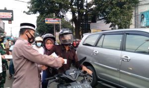 Polsek Jatinangor Ramai Turun ke Jalan, Bukan Razia Tapi Berbagi Takjil Jumat Berkah