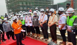 Menko Maritim dan Investasi Minta Ada Laporan Jika Ditemukan Kendala pada Proyek KCIC Menko Maritim dan Investasi RI, Luhut Binsar Pandjaitan ditemani Gubernur Jawa Barat dan bersama Menteri Perhubungan Budi Karya Sumadi saat melakukan peninjauan ke Depo Kereta Cepat Tegalluar, Rancaekek, Kabupaten Bandung, Senin (12/4).