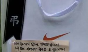 Mengharukan, Setelah Mendengar Kisah Sedih Ibu Korban Feri Sewol, Orang Ini Tinggalkan Hadiah Sepatu Nike