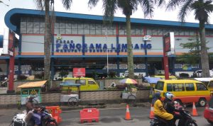 Pasar Tradisional di KBB Bakal Terapkan PeduliLindungi PASAR: PKL berjualan di trotoar depan Pasar Panorama Lembang, KBB.