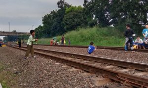 Imbau Masyarakat Tak Usah Ngabuburit di Jalur Kereta, Begini Kata PT KAI Daop 2 Kota Bandung
