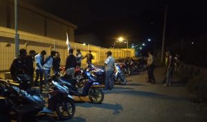 Petugas Gabungan Bubarkan Warga yang Nongkrong Malam Hari di Kawasan Dwipapuri