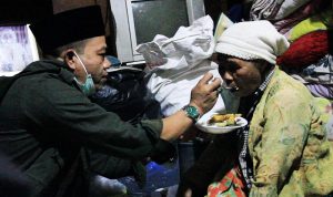 Mak Eha Menangis Dikunjungi Bupati Bandung Saat Sahur
