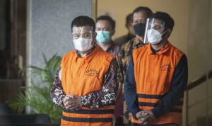 Bupati Bandung Barat, Aa Umbara Sutisna (kiri), dan anaknya, Andri Wibawa (kanan), menggunakan rompi tahanan seusai diperiksa di Gedung Merah Putih KPK, Jakarta, Jumat (9/4/2021). ANTARA FOTO/Aprillio Akbar