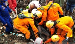 Banjir Bandang di Adonara NTT, Basarnas Catat 69 Orang Korban Meninggal Dunia Banjir Bandang di Adonara NTT, Basarnas Catat 69 Orang Korban Meninggal Dunia