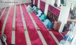 Bukannya Solat, Wanita Berjilbab Merah Ini Malah Nyopet