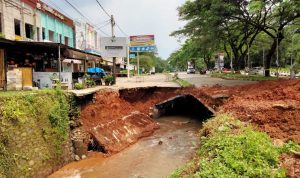 Jalan Boulevard Depok Ambruk, Dewan Ingatkan Pentingnya Menjaga Fungsi Alam