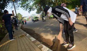 Bupati Purwakarta 'Munggahan' Bareng Warga dan Membersihkan Lingkungan