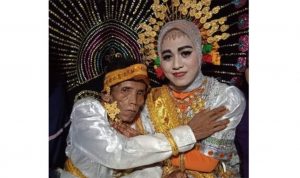 Malu-malu, Kakek Perjaka 58 Tahun Nikahi Gadis 19 Tahun Malu-malu, Kakek Perjaka 58 Tahun Nikahi Gadis 19 Tahun