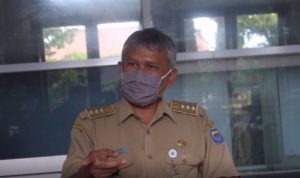 Camat Coblong, Krinda Hamidipradja ketika ditemui di kantornya. Dirinya menjelaskan soal penertiban PKL di kawasan Hasanuddin, Kelurahan Lebak Gede, Senin lalu. Foto : Boy Darmawan / Jabar Ekspres.