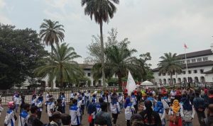 Tolak Omnibus Law dan Pencicilan THR, Puluhan Buruh Demonstrasi di Gedung Sate Bandung