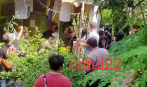 Densus 88 Kembali Gerebek Rumah Terduga Teroris Densus 88 Kembali Gerebek Rumah Terduga Teroris