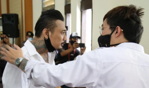 Ternyata ini Alasan Dr Tirta Hapus Tato YNWA di Tangannya Ternyata ini Alasan Dr Tirta Hapus Tato YNWA di Tangannya