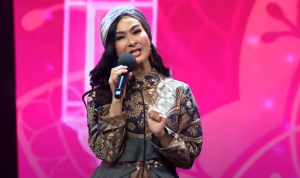 Dianggap Pamer Aurat, Iis Dahlia: Sirik Aja Lo!