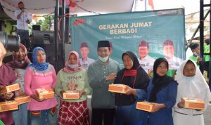 Gerakan Jumat Berbagi, DPC PKB Bandung Blusukan Sambangi Warga Arjasari