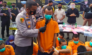 Digerebek Waktu Begituan Bertiga, Suami Bejat Ini Jual Istri untuk Kebutuhan Ekonomi