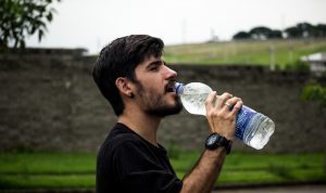 Bahaya Minum Air Sambil Berdiri, Salah Satunya Gagal Ginjal Bahaya Minum Air Sambil Berdiri, Salah Satunya Gagal Ginjal