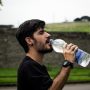 Bahaya Minum Air Sambil Berdiri, Salah Satunya Gagal Ginjal