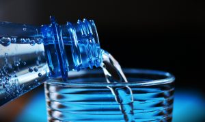 Tidak Semua Air Minum Kemasan Aman Dikonsumsi, Simak Cara Membedakannya