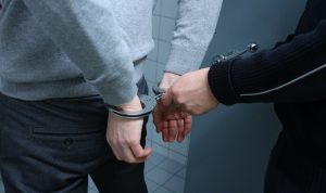 Pencuri motor sambil gendong balita perempuan telah ditangkap polisi (Ilustrasi: Pixabay)