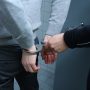 Pencuri motor sambil gendong balita perempuan telah ditangkap polisi (Ilustrasi: Pixabay)
