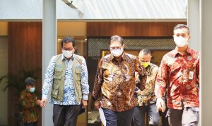 Kasus Covid-19 Turun, Airlangga Minta Masyarakat Terapkan Prokes Ketat