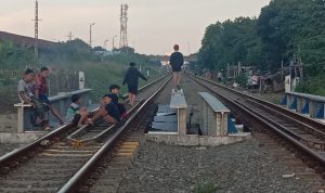 Jangan Ngabuburit di Rel Kereta Api Kalau Tidak Mau Kena Denda 15 Juta