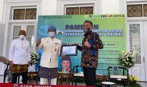 Ridwan Kamil Raih Penghargaan dari PLN UID atas Pemanfaatan Kendaraan Listrik